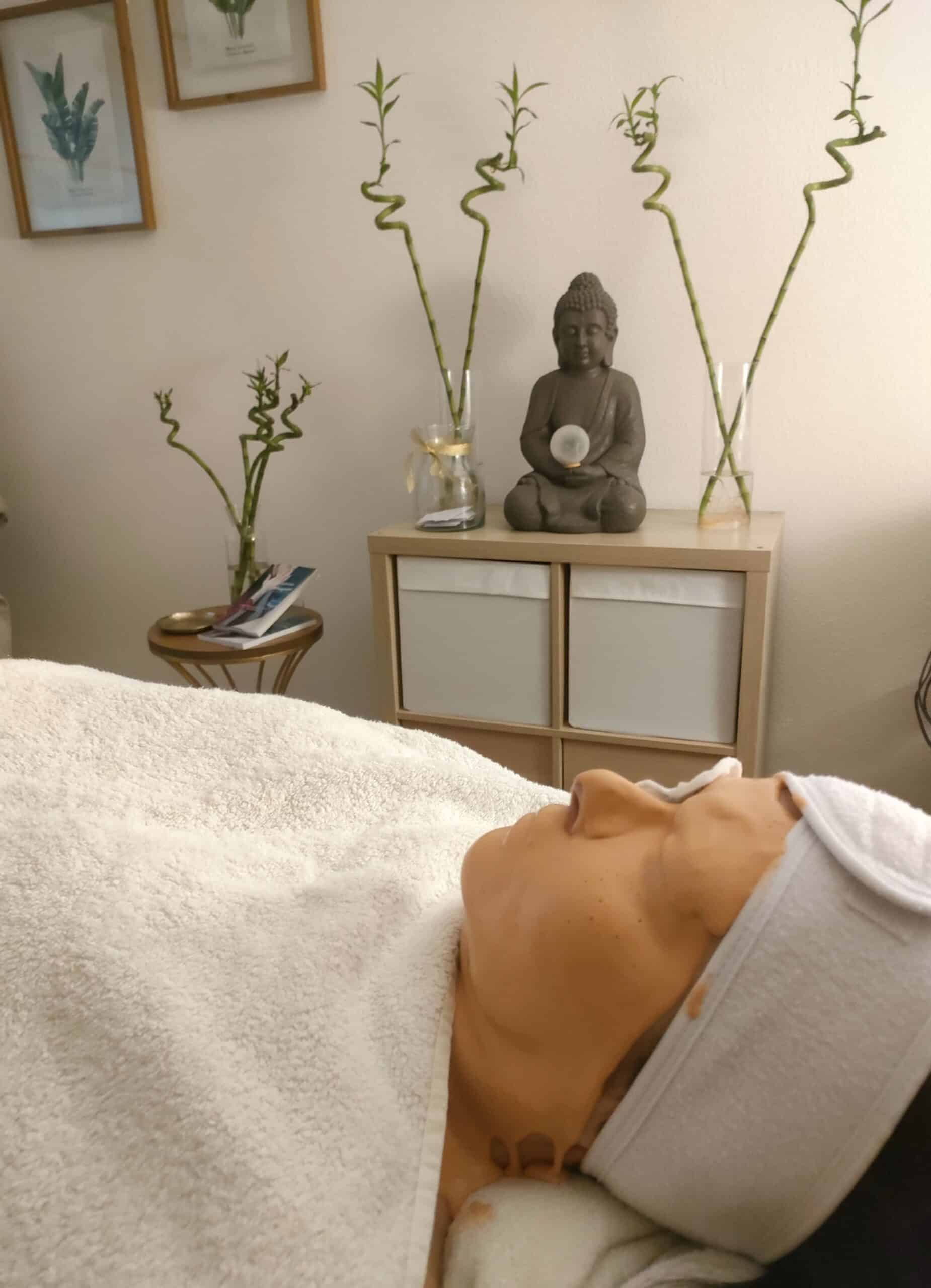 Exfoliación profunda y controlada del rostro con limpieza facial de punta de diamante. Limpieza facial con punta de diamante.