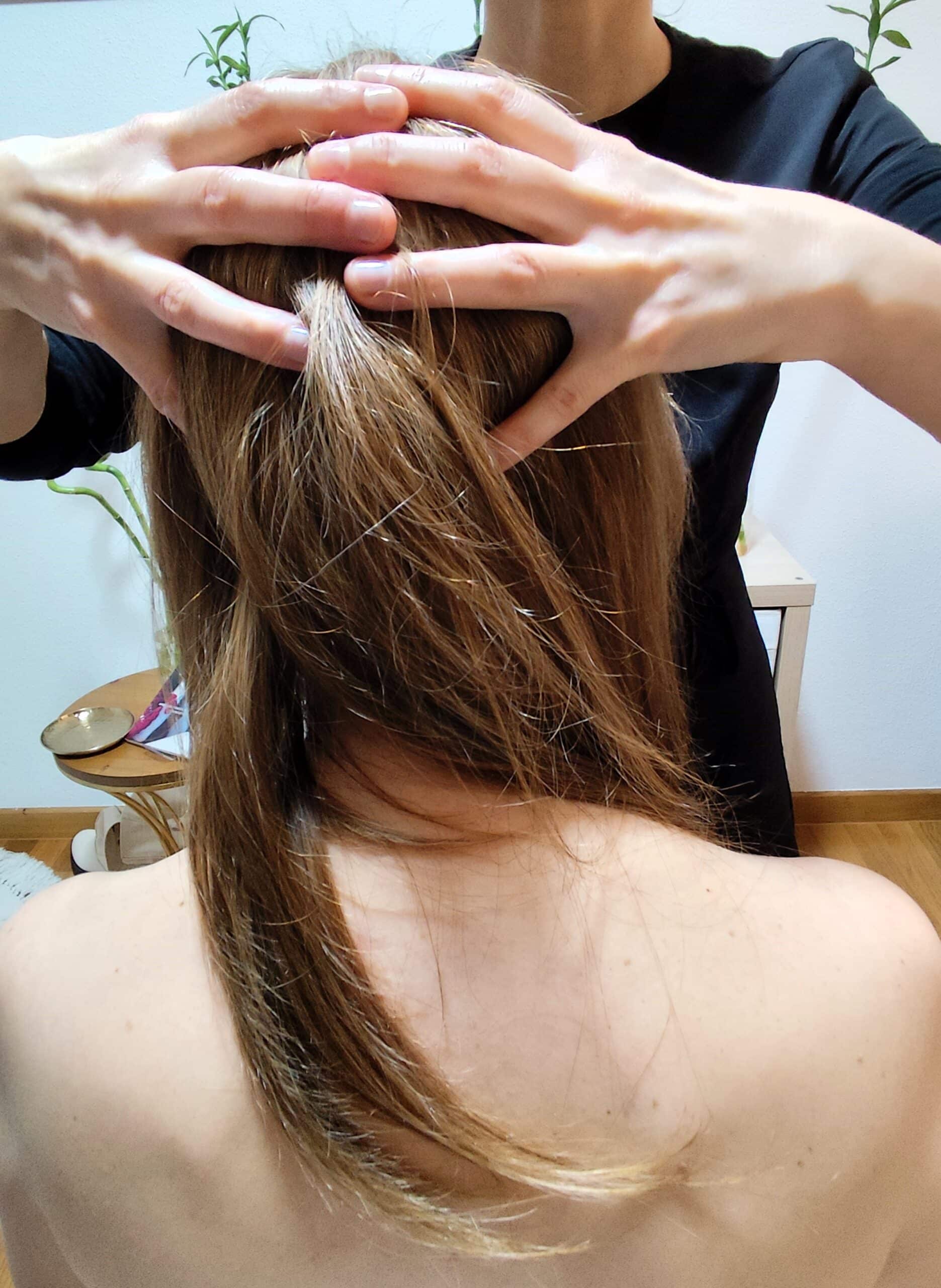 Masaje ayurvédico para relajación y revitalización.